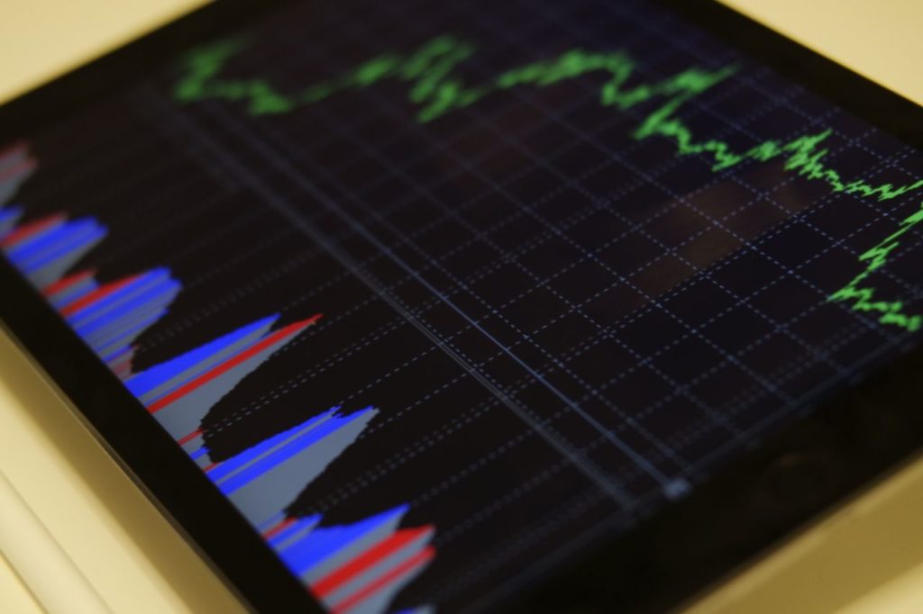 Zmiana systemu informowania o koronawirusie utrudnia odpowiednią walkę z pandemią na poziomie lokalnym