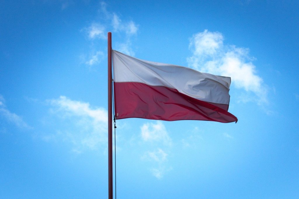 Rząd kupi biało-czerwone flagi z masztami za 6 milionów złotych. Za pieniądze na walkę z epidemią