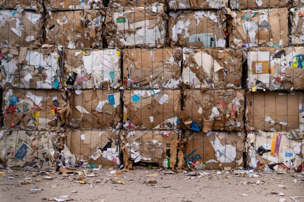 Koronawirus hamuje działanie sortowni śmieci. Już niedługo ulice mogą zalać odpady