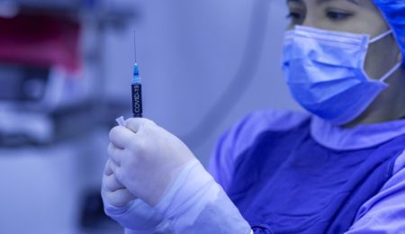 Dlaczego właściwie Polacy nie chcą się szczepić na koronawirusa? Braku zaufania ze strony społeczeństwa nie należy bagatelizować