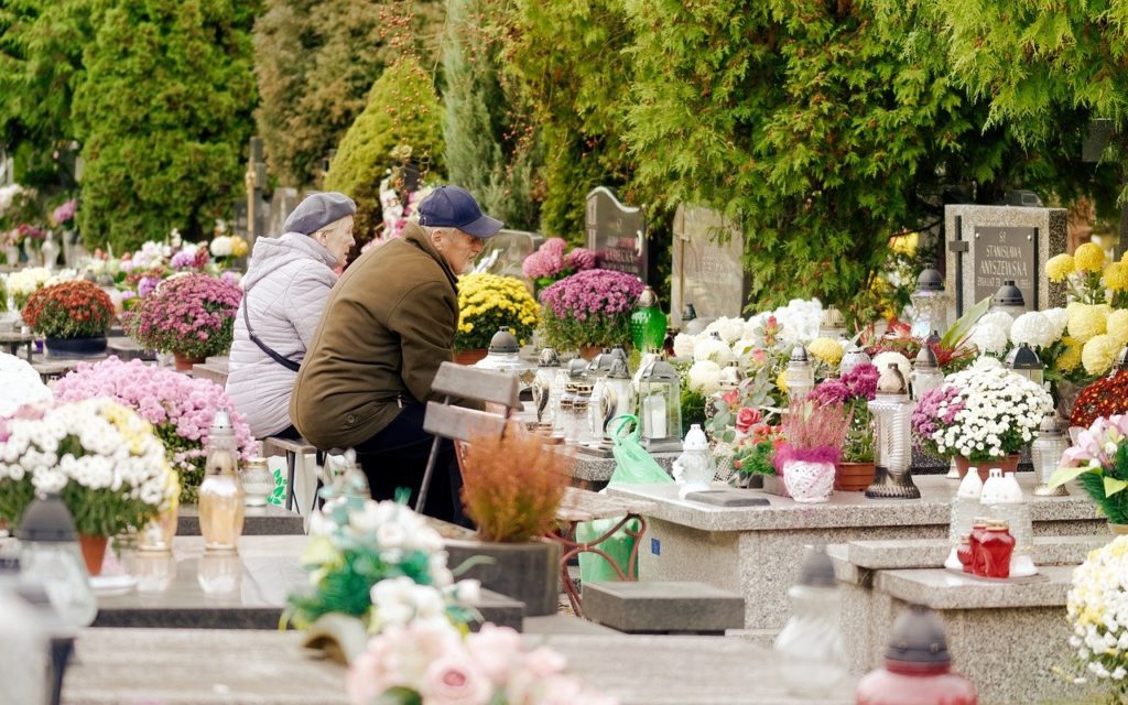 Sprawa zamknięcia cmentarzy pokazała, że samorządy są dziś dużo sprawniejsze od rządu