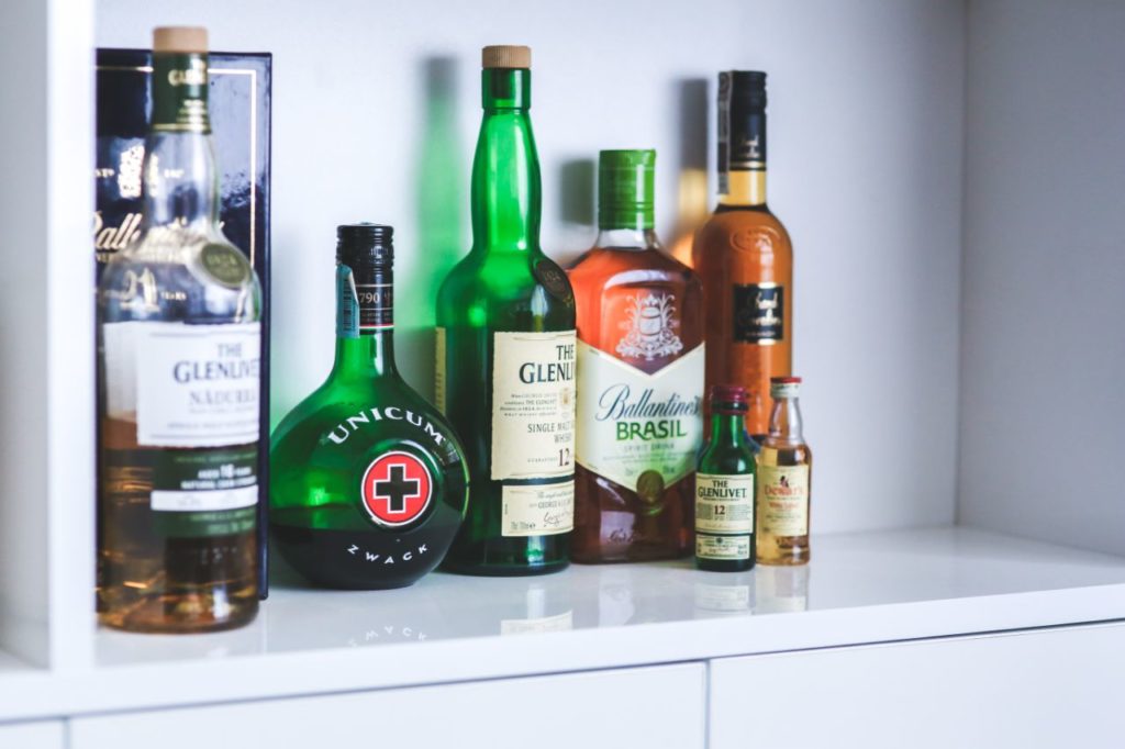 Przedłużające się obostrzenia sprawiają, że pijemy więcej. Kto jest najbardziej narażony na uzależnienie od alkoholu podczas pandemii?
