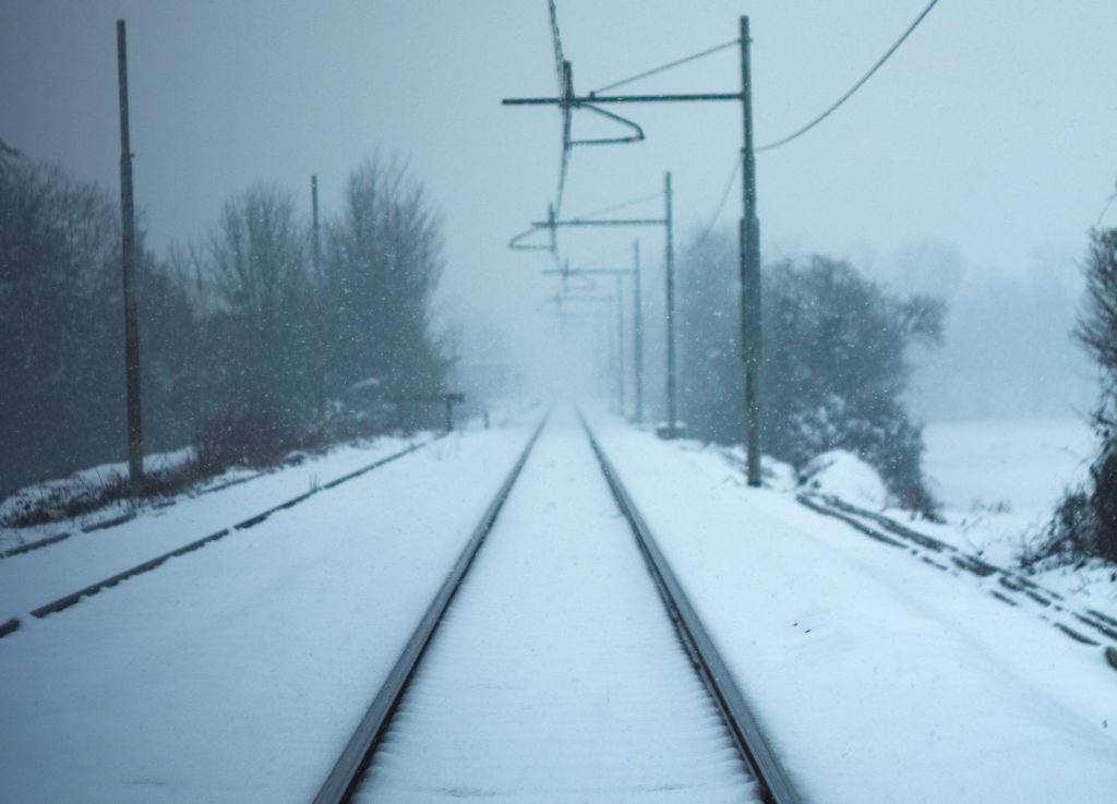 Odszkodowanie za opóźniony pociąg z powodu zimy. Czy przewoźnik może zrzucić winę na warunki atmosferyczne?