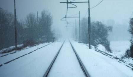 Odszkodowanie za opóźniony pociąg z powodu zimy. Czy przewoźnik może zrzucić winę na warunki atmosferyczne?