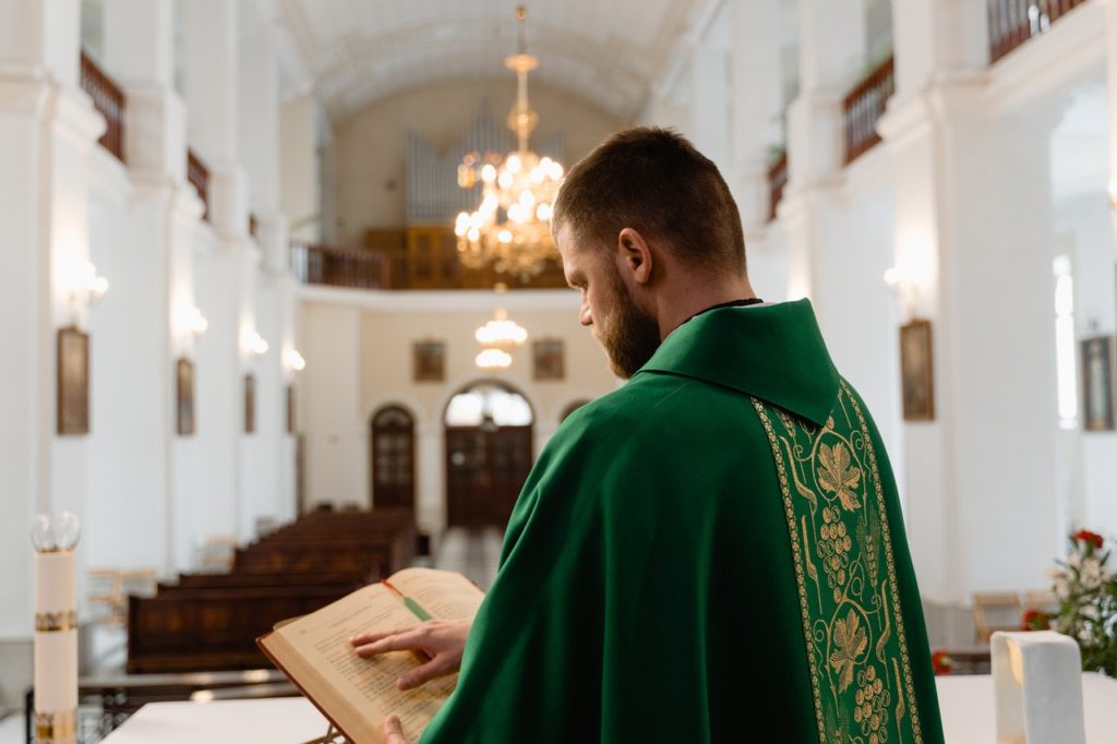 Rząd będzie prosić Episkopat o wprowadzenie dodatkowych obostrzeń w kościołach. No właśnie – prosić