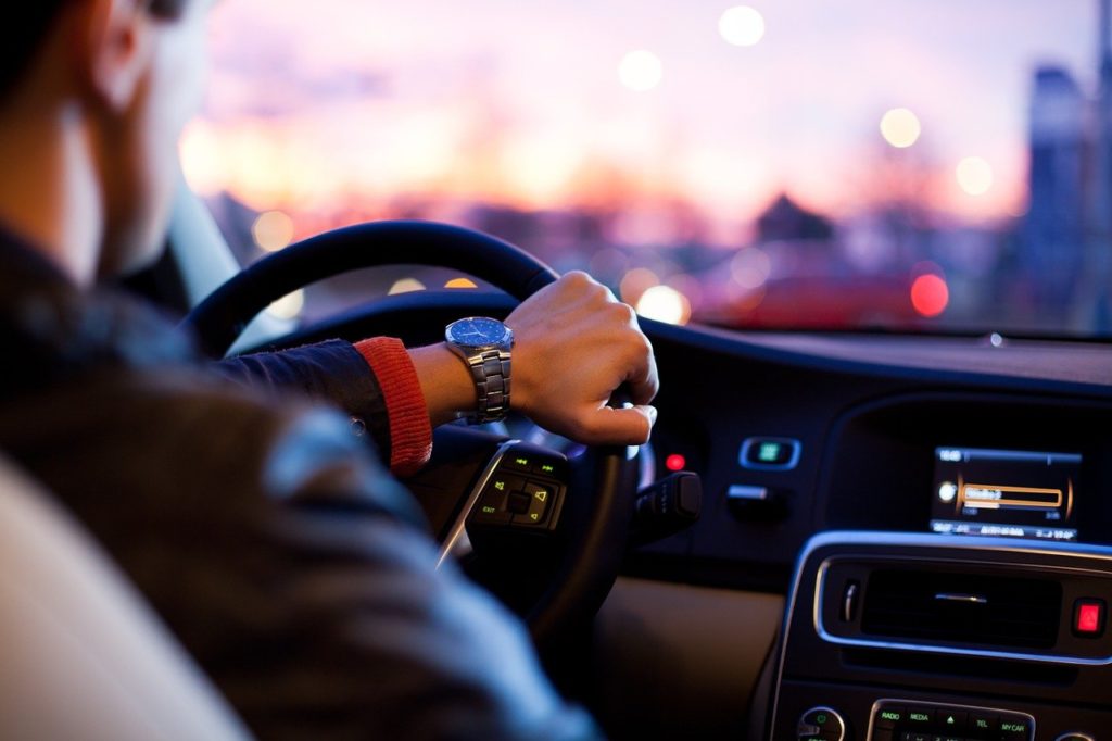 Dla kierowców większa pewność na drodze, dla firm oszczędność. Szkolenia kierowców z roku na rok mogą zyskiwać na popularności