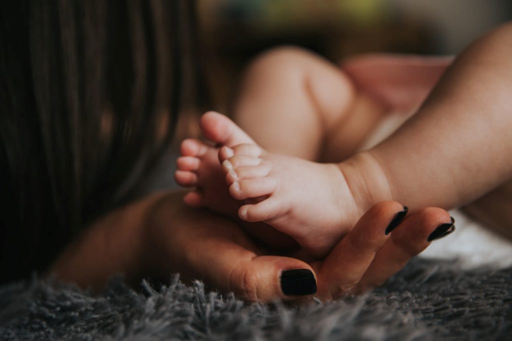 Wymiar urlopu macierzyńskiego zależy od liczby urodzonych dzieci, a wysokość zasiłku – od złożenia w terminie właściwego wniosku