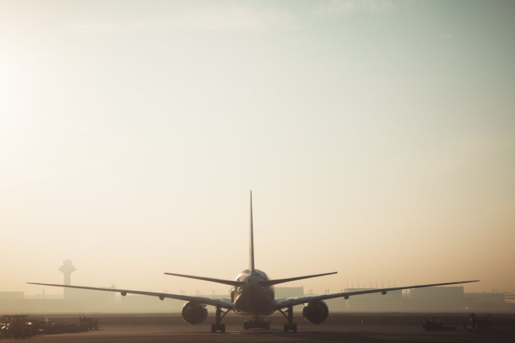 Kiedy linia lotnicza płaci za taksówkę? Zmiana miejsca lądowania samolotu nie zawsze daje prawo do odszkodowania