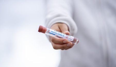 W Polsce przydałyby się darmowe testy na koronawirusa, ale ludzi odstrasza perspektywa kwarantanny