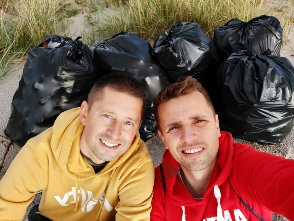 Sami z siebie zebrali w Helu 50 worków śmieci, ale miasto ich nie zabrało. Bo… „nie nasza plaża” i „nie ma na to pieniędzy”