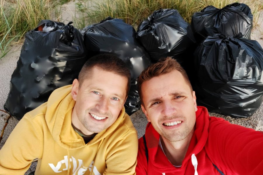 Sami z siebie zebrali w Helu 50 worków śmieci, ale miasto ich nie zabrało. Bo… „nie nasza plaża” i „nie ma na to pieniędzy”