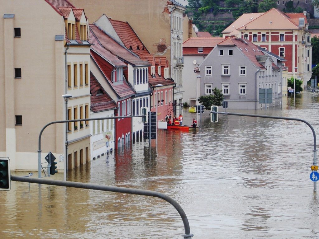 Czy w trakcie powodzi możemy legalnie pływać łódką po mieście?