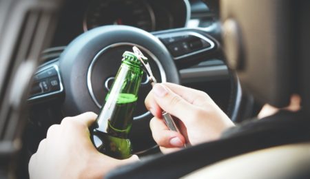 Picie piwa bezalkoholowego podczas prowadzenia pojazdu niekoniecznie jest bezkarne. Co może grozić sprawcy?
