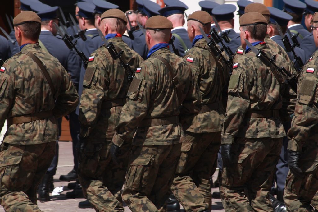 Antyszczepionkowcy paradują po Poznaniu w wojskowych mundurach i straszą ludzi. Ale – niestety – nic im za to nie grozi