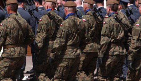 Antyszczepionkowcy paradują po Poznaniu w wojskowych mundurach i straszą ludzi. Ale – niestety – nic im za to nie grozi