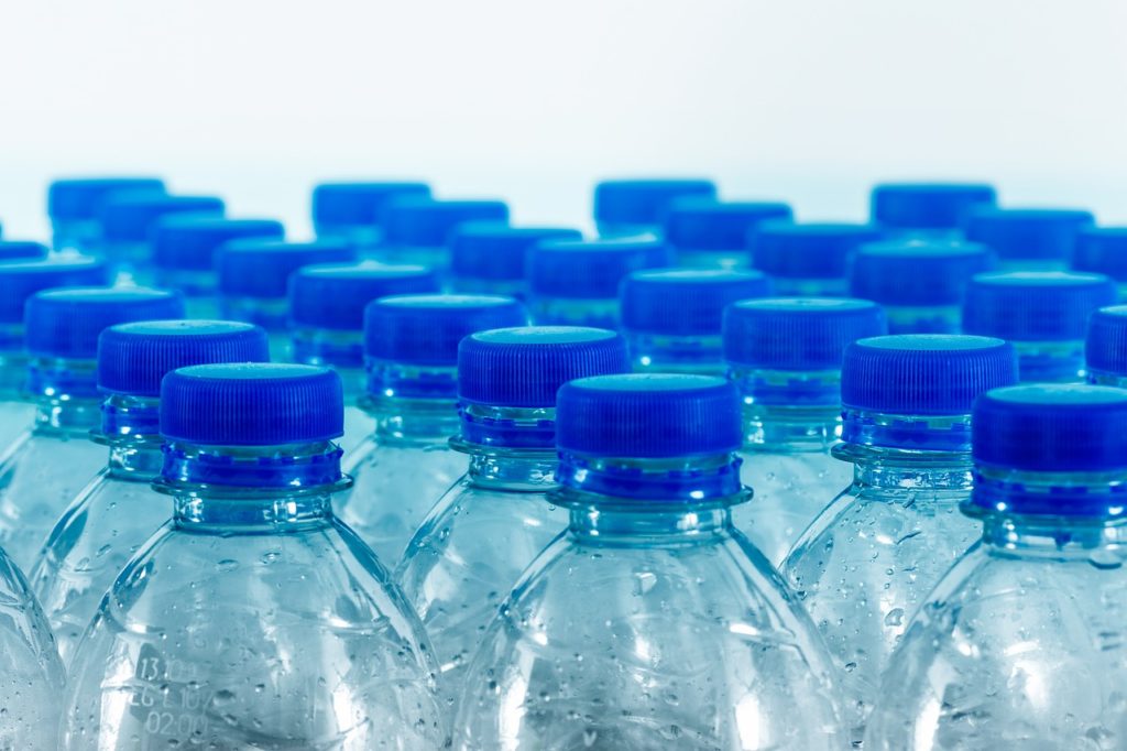 Już od przyszłego roku do każdej butelki plastikowej ma zostać doliczona kaucja. Takie zmiany planuje rząd