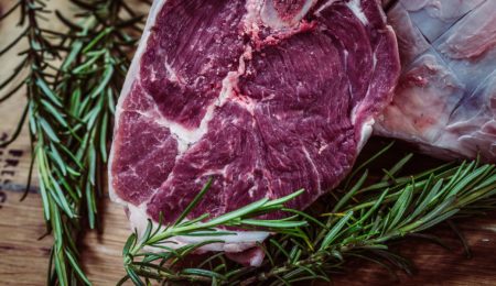 Parlament Europejski zdecydował – możliwy jest wyższy VAT na mięso i inną żywność o negatywnym wpływie na środowisko