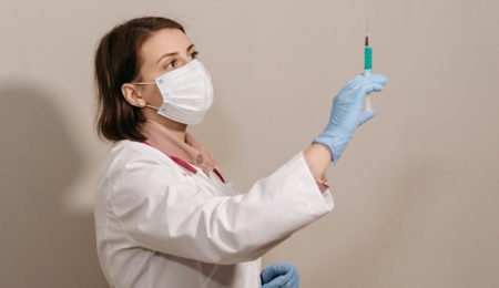 Ustawa Niedzielskiego o weryfikacji szczepień pracowników trafi do kosza. Sytuację próbuje ratować grupa posłów PiS