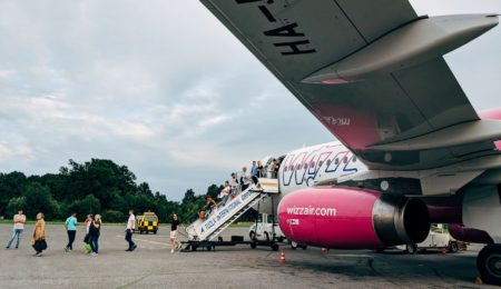 Wizz Air zawiesza loty z Polski, bo… za mało się szczepimy. Prezes linii chyba jednak nie do końca zna specyfikę naszego kraju
