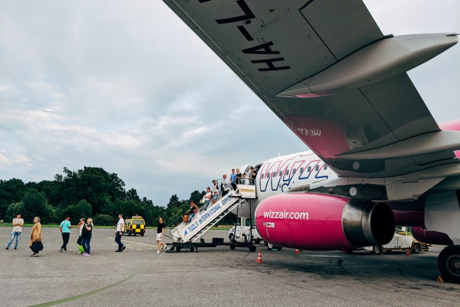 Wizz Air zawiesza loty z Polski, bo… za mało się szczepimy. Prezes linii chyba jednak nie do końca zna specyfikę naszego kraju