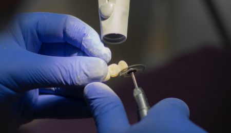 Czy dentysta może odmówić leczenia osobie niezaszczepionej?