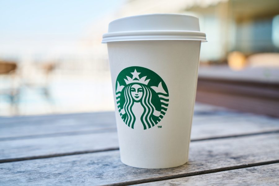 Zastanawialiście się kiedyś, ile może zarabiać w Starbucksie topowy prawnik? No to mamy odpowiedź