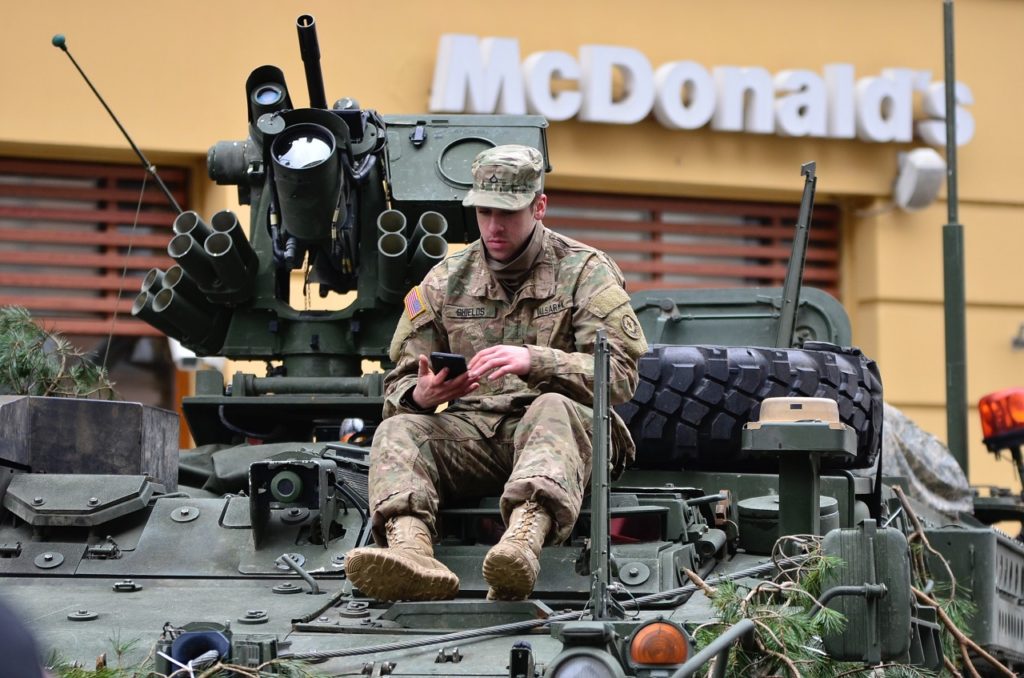 Uprawnienia żołnierzy NATO na terenie Polski obejmą używanie broni palnej