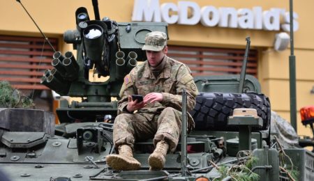 Uprawnienia żołnierzy NATO na terenie Polski obejmą używanie broni palnej