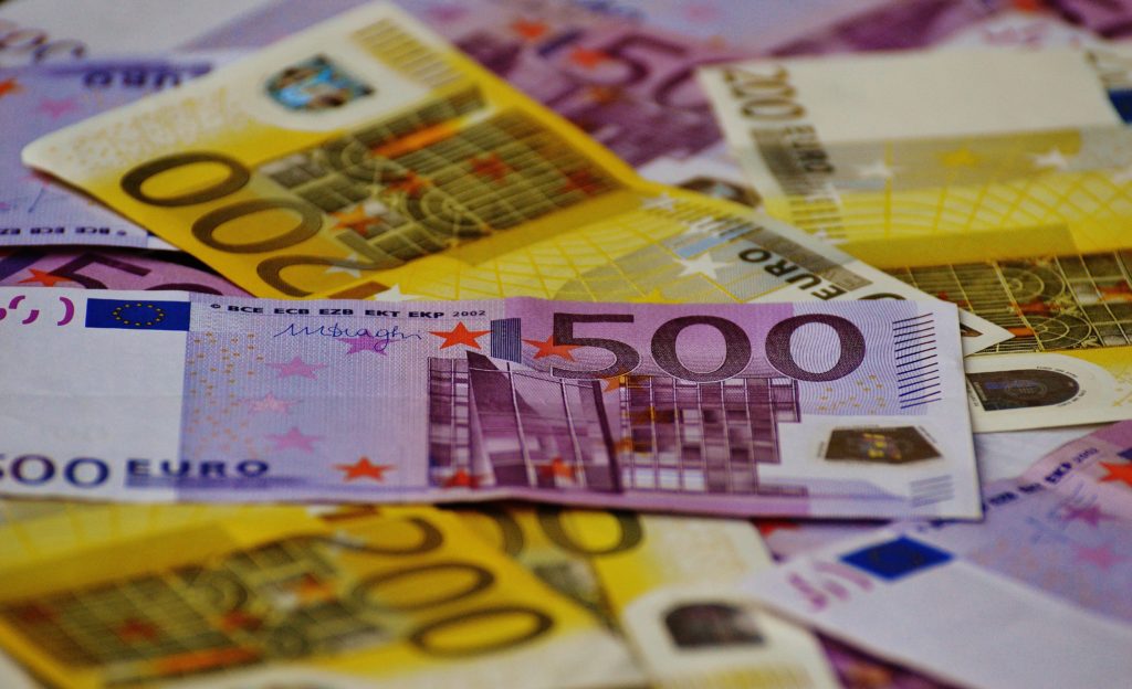 Kursy walut na dzień 21 kwietnia [euro, dolar, funt, frank szwajcarski, jen, rubel]