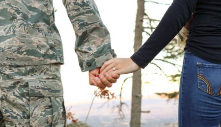 Nie zwolnią cię z pracy, jeśli wyślesz małżonka do armii