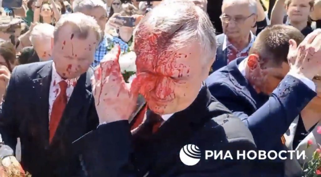 Rosyjski ambasador z czerwoną farbą na twarzy to wymarzony obrazek dla rosyjskiej propagandy. Nie można było inaczej?