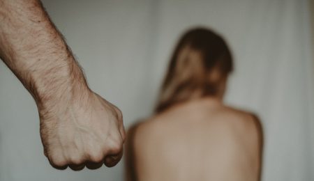Sprawca przemocy domowej będzie mógł wrócić do rodziny, jeśli… pójdzie na terapię