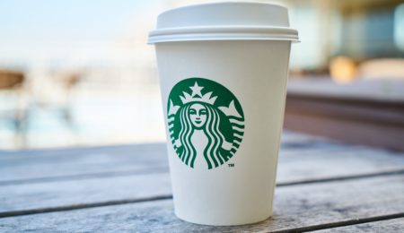 Starbucks pokryje swoim pracownikom koszty podróży w celu wykonania aborcji