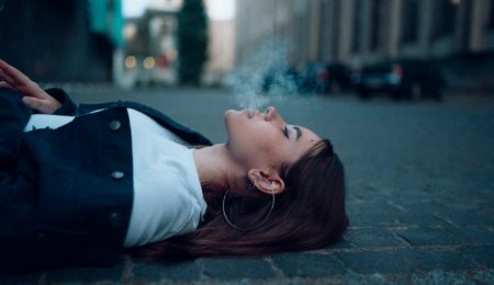 UE chce zakazać smakowych podgrzewaczy tytoniu w sposób sprzeczny z własnym prawem. A polski rząd nie reaguje