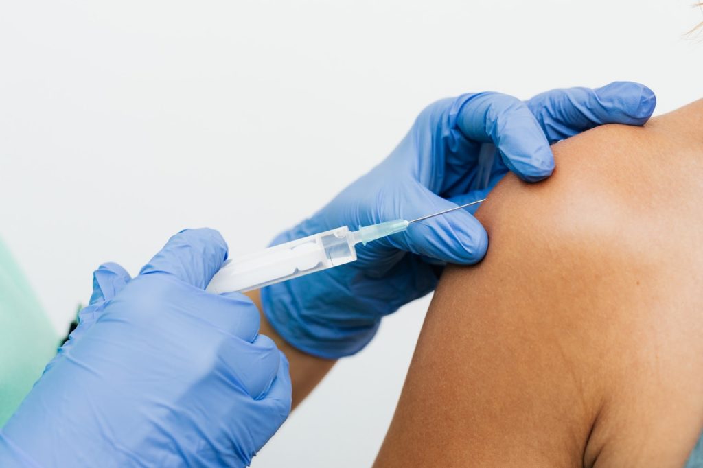Czwarta dawka szczepionki przeciw Covid-19 będzie dostępna dla wszystkich dorosłych