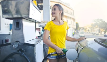 Benzyna choćby i poniżej 7 złotych, ale cena w promieniu 5 kilometrów może różnić się o 50 groszy na litrze