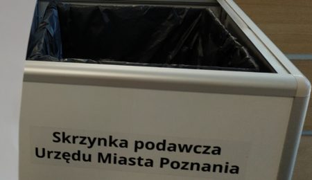 Skrzynka podawcza Urzędu Miasta Poznania wygląda niczym kosz na śmieci