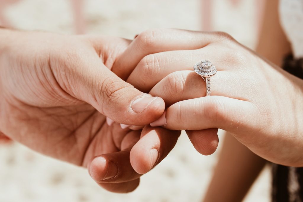 Tani pierścionek zaręczynowy to nie skąpstwo, a zapobiegliwość i optymalizacja