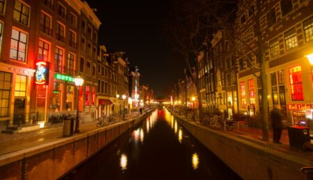 Amsterdam nie chce u siebie pijanych Januszy, Güntherów i Harrych. Stolica Holandii ma plan na odstraszenie niektórych turystów