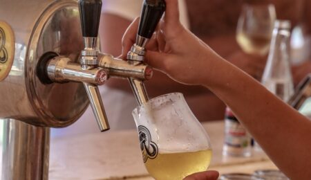 Belgijskie miasto daje nastolatkom darmowe piwo. W ten sposób walczy z alkoholizmem