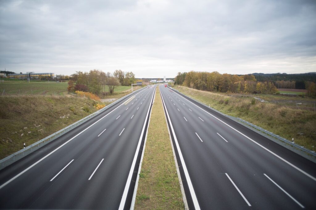 Drogi ekspresowe w Polsce mogą zostać „przekształcone” w płatne autostrady. Kierowcy mają się czego obawiać