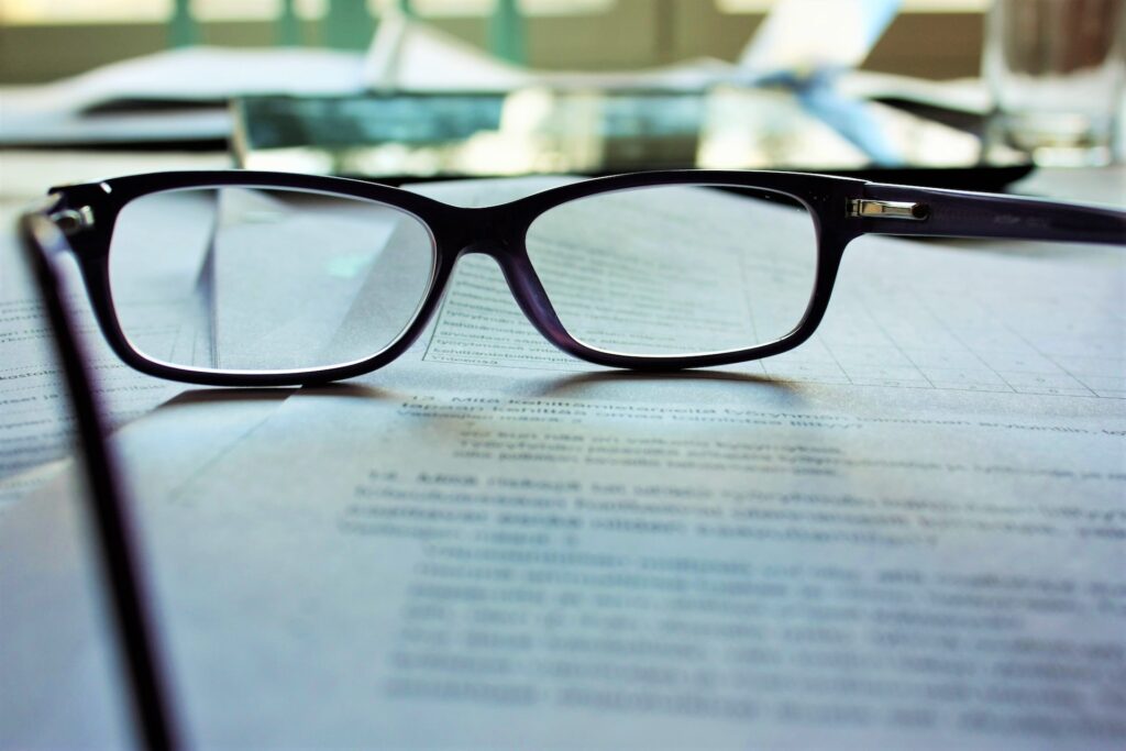 Okulary dla pracownika to nie to samo, co okulary dla przedsiębiorcy. Skarbówka trwa przy absurdalnej interpretacji