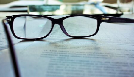 Okulary dla pracownika to nie to samo, co okulary dla przedsiębiorcy. Skarbówka trwa przy absurdalnej interpretacji