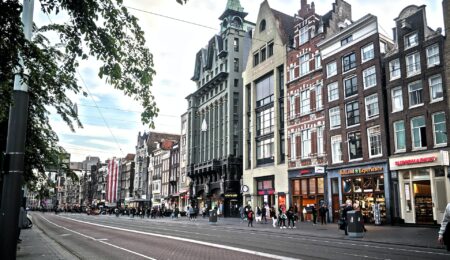 Zajarałeś się na podróż do Amsterdamu? Miasto właśnie wywraca reguły gry