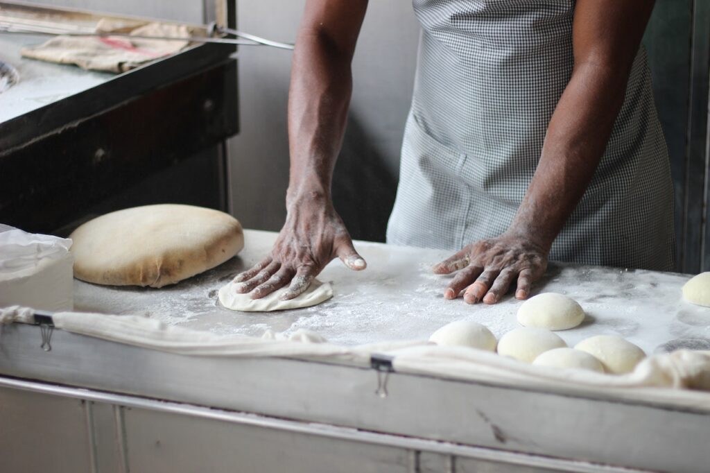 Rząd przestraszył się chleba za „dychę”, dlatego planuje ulżyć piekarniom w rachunkach. Jakieś pół roku za późno
