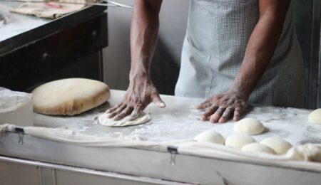 Rząd przestraszył się chleba za „dychę”, dlatego planuje ulżyć piekarniom w rachunkach. Jakieś pół roku za późno