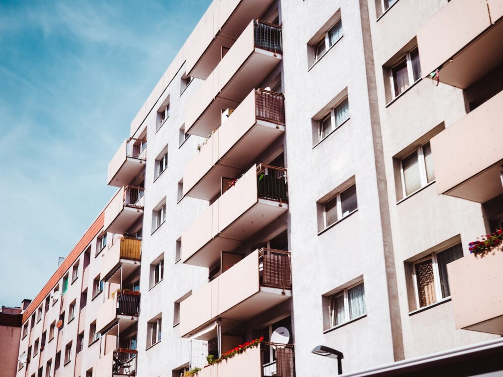 Analitycy PKO BP uważają, że ceny transakcyjne mieszkań będą niższe. Ale tylko biorąc pod uwagę konkretny okres