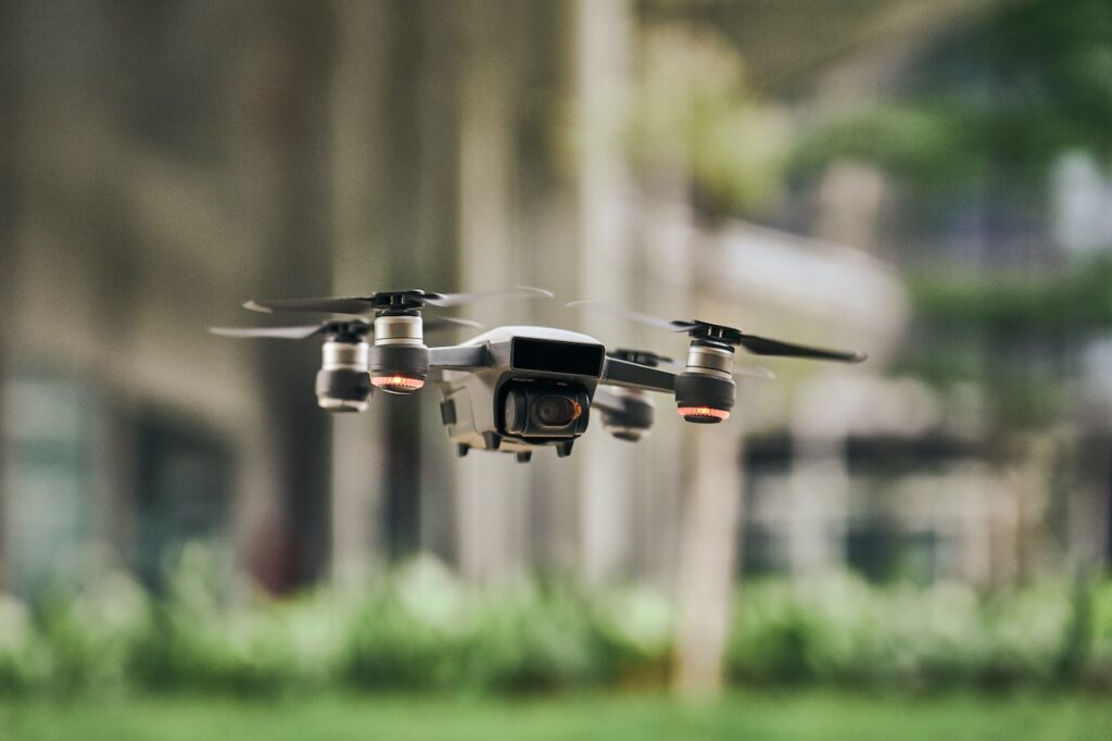 Za latanie dronem pod wpływem alkoholu możesz stracić prawo jazdy i trafić do więzienia
