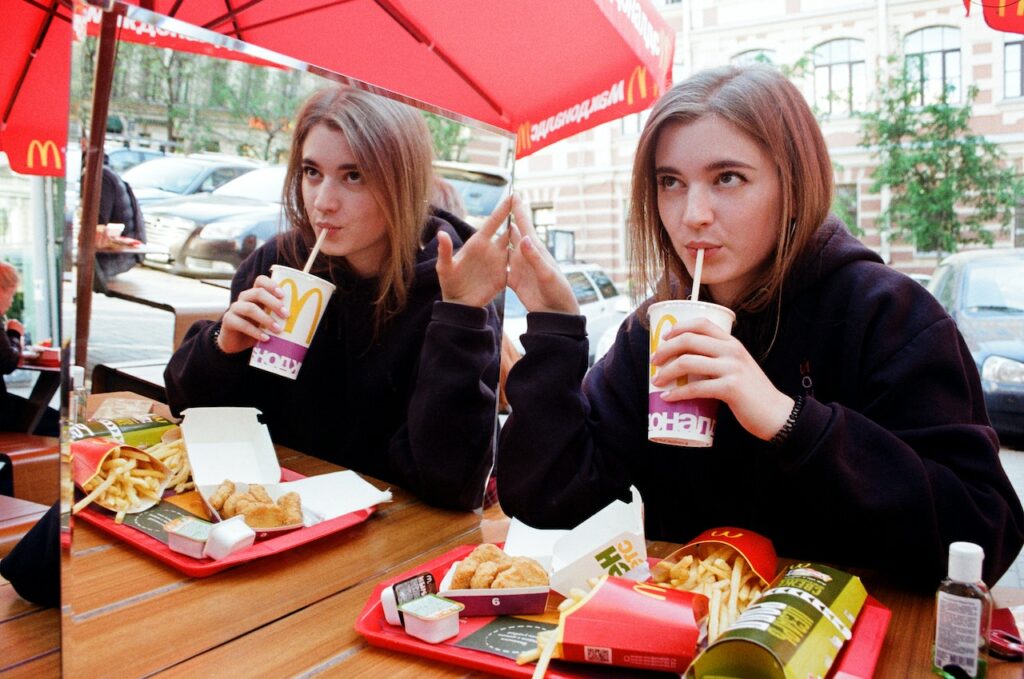 Hamburger tylko po kryjomu? Pojawił się bezsensowny postulat zakazu reklamy fast foodów, takich jak McDonald’s czy KFC