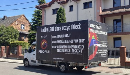 Wysłał homofobiczne busy na ulice, teraz będzie musiał te ulice zamiatać. W sądzie w Gdańsku zapadł przełomowy wyrok